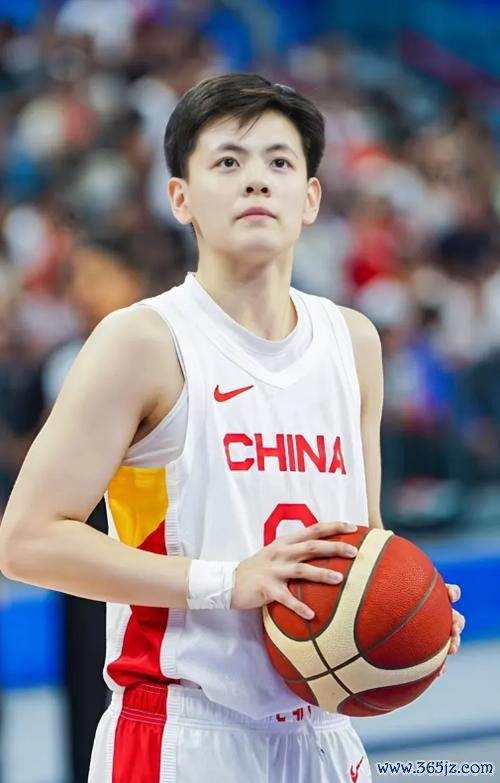 郑薇盛赞杨舒予：攻防全面提升，进步显著