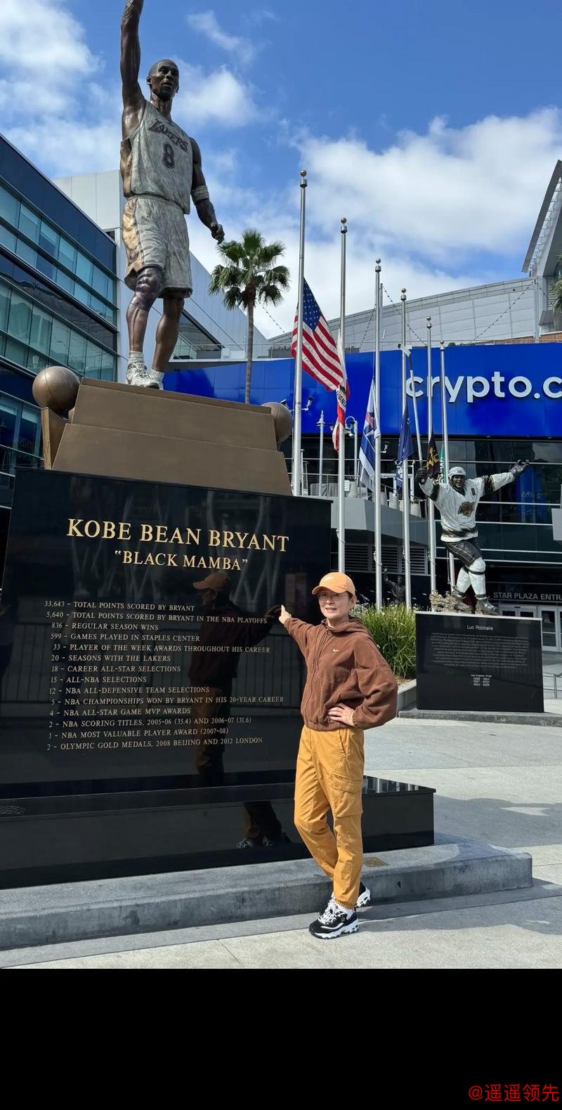 谢里夫跑到湖人主场跟科比雕像合影，发了句暖心悼念话