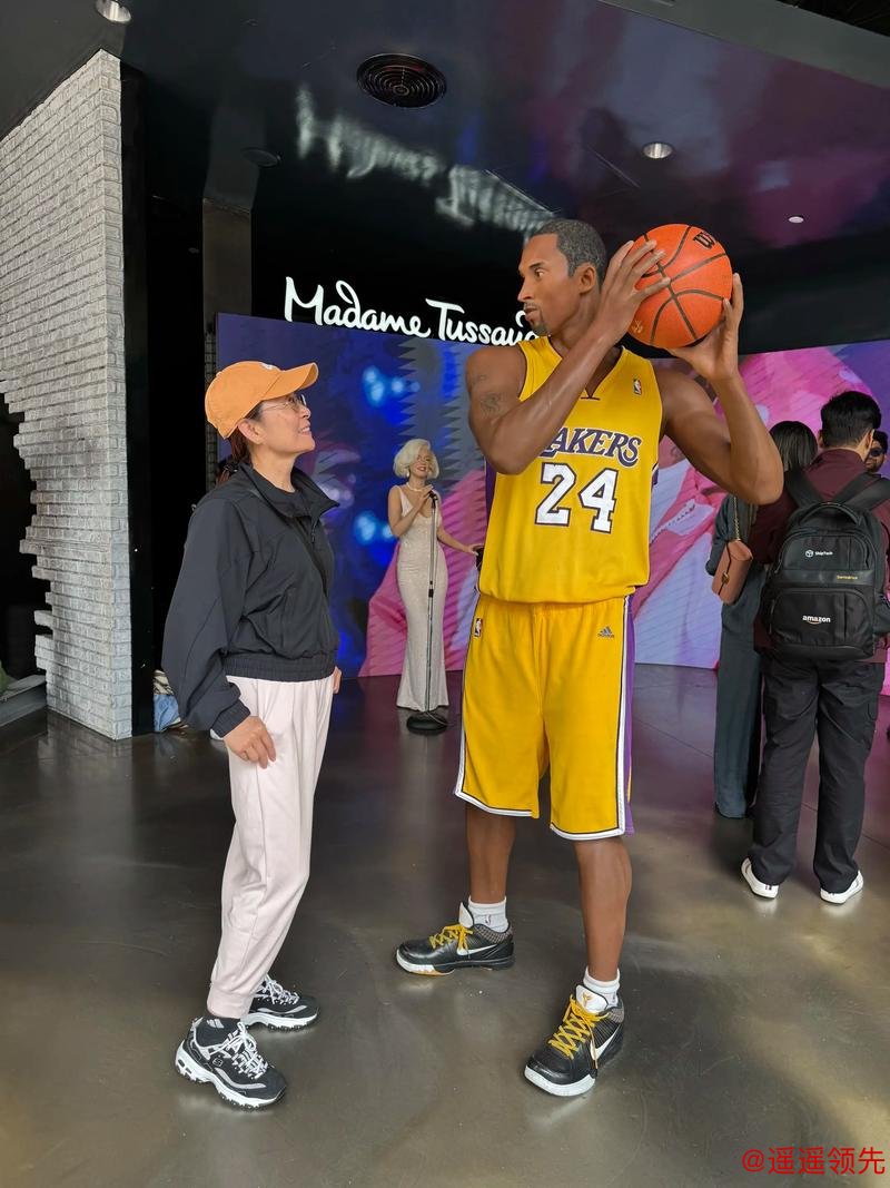 谢里夫跑到湖人主场跟科比雕像合影，发了句暖心悼念话