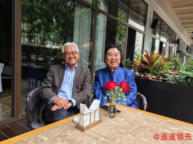 张景纯（右）和戴耀宗（左）在深圳的咖啡馆