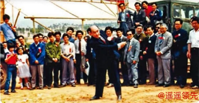 蚁民在深圳高尔夫俱乐部动工仪式上主持开球礼（照片来自深圳晚报）