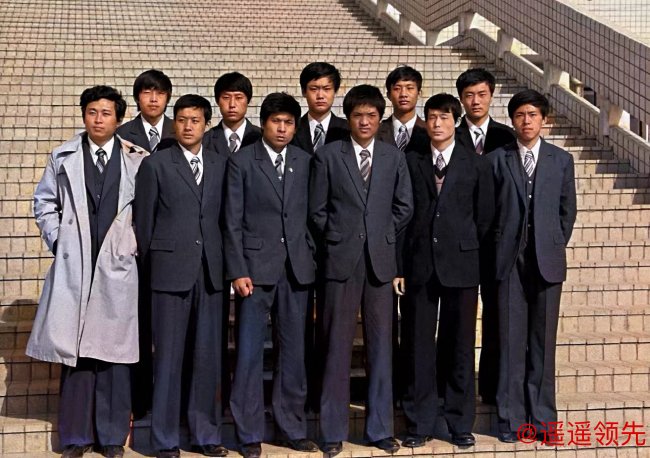 河北省体育专科学校的老师崔志强（左一）及十名学生东渡日本学习